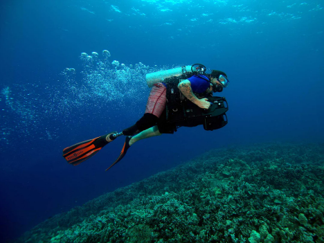 A veteran enjoys a scuba trip thanks to Servicemembers Undertaking Disabled Sports. (Photo by John Thompson)