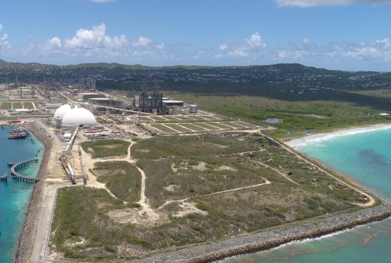 In a Twist, Oil Refinery Embraces Wind Turbines