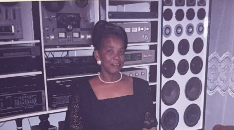 Edris V. Elliott Dies at 81